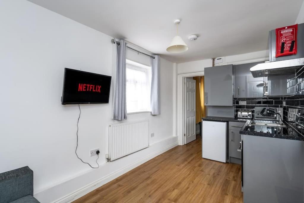 Apartment Neath Road - Flat 1 *