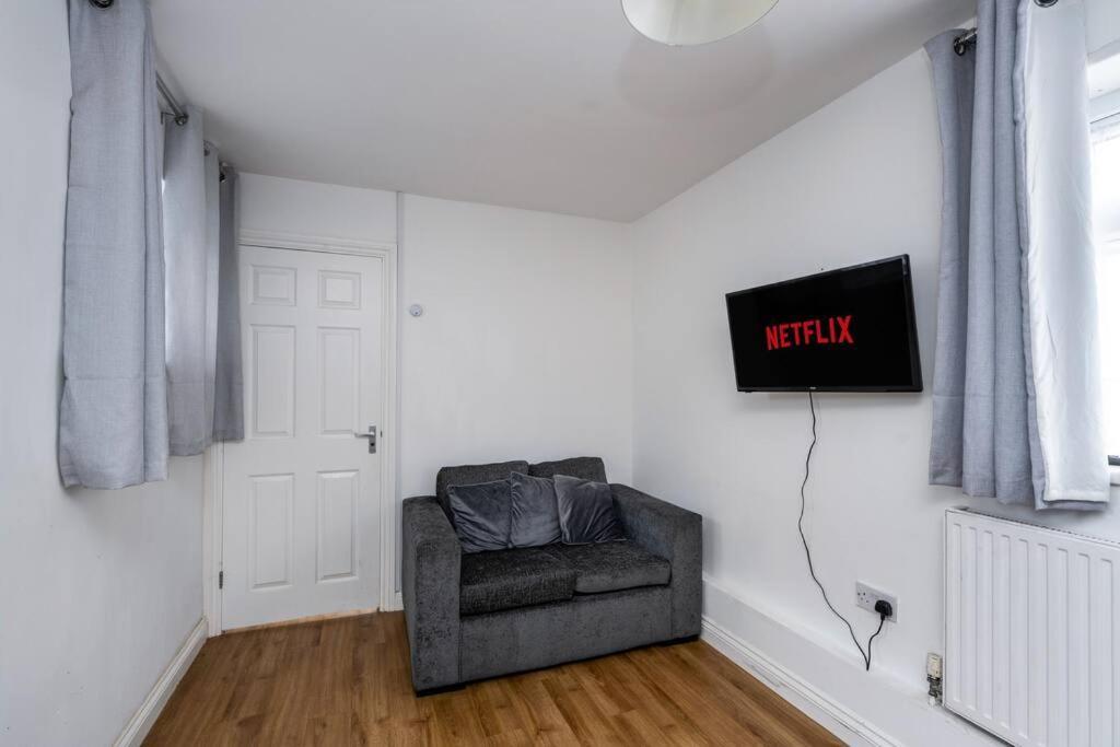 Neath Road - Flat 1 Apartment