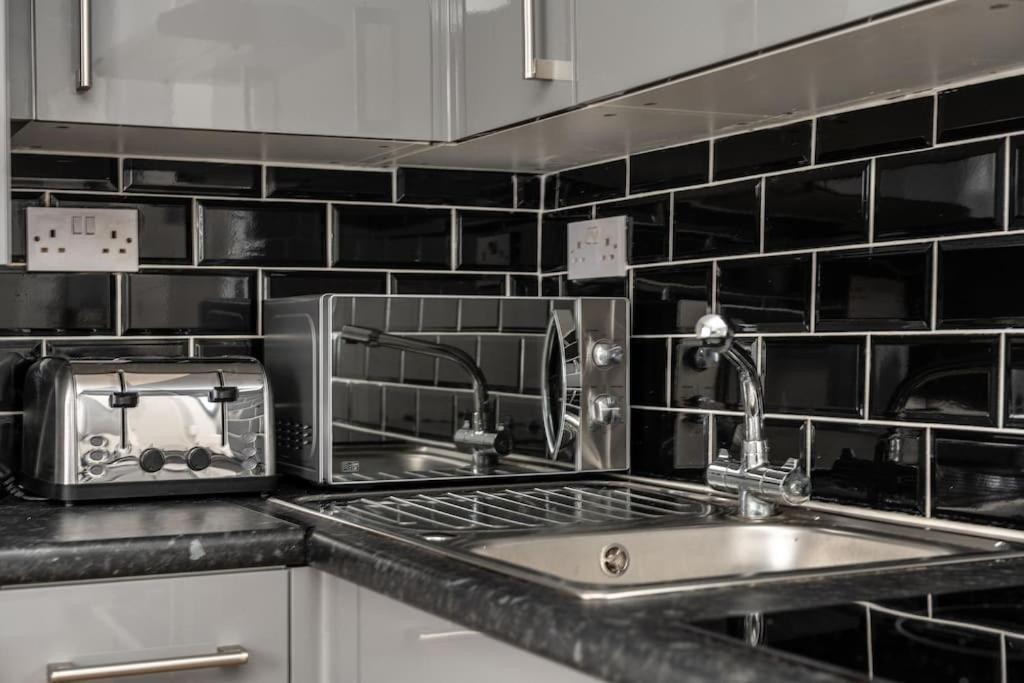 Neath Road - Flat 1 Apartment *