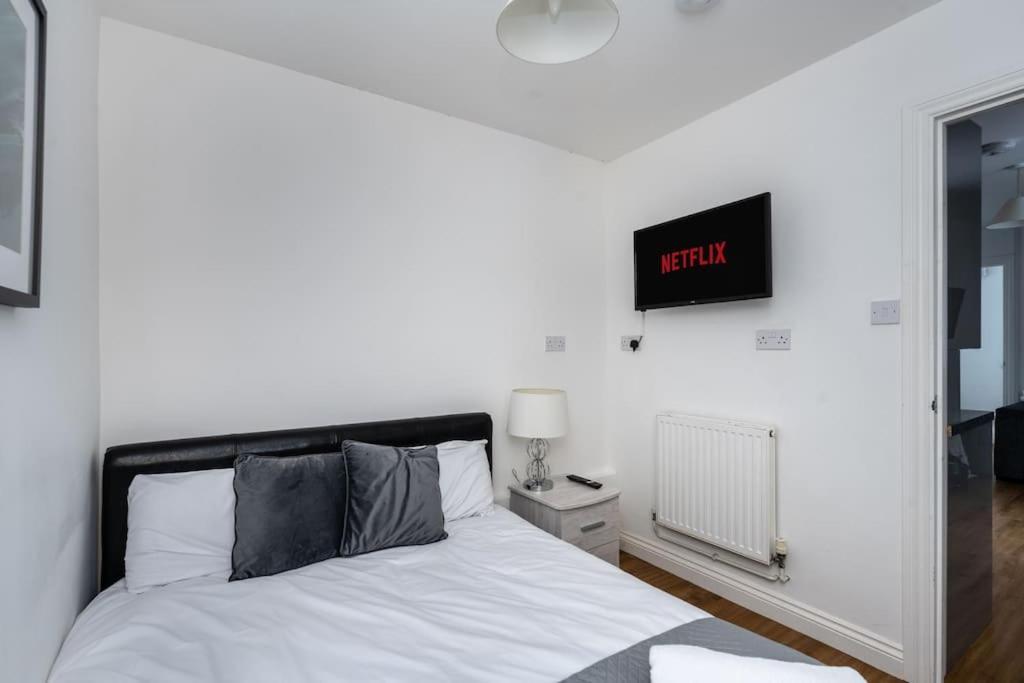 Neath Road - Flat 1 *