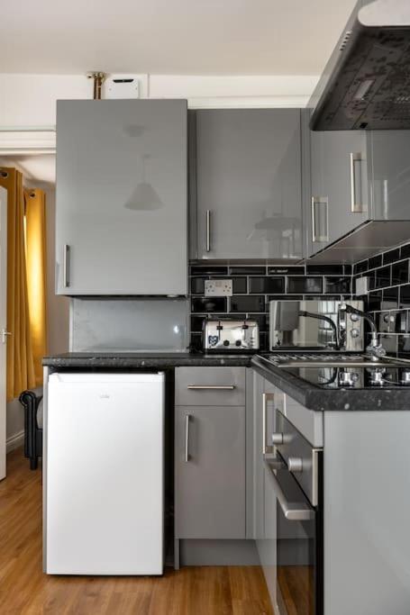 Neath Road - Flat 1 Apartment