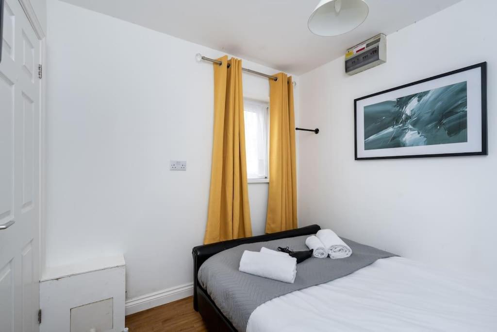 Neath Road - Flat 1 Apartment *